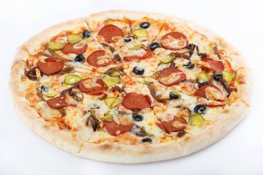 Taze İtalyan klasik orijinal pizza beyaz arka planda izole edilmiş.