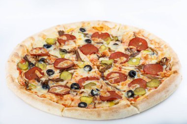 Taze İtalyan klasik orijinal pizza beyaz arka planda izole edilmiş.