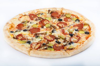 Taze İtalyan klasik orijinal pizza beyaz arka planda izole edilmiş.