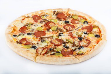 Taze İtalyan klasik orijinal pizza beyaz arka planda izole edilmiş.