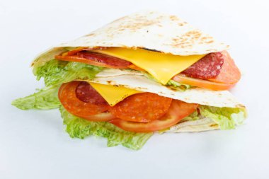 Beyaz bir arka plan üzerinde lezzetli shawarma