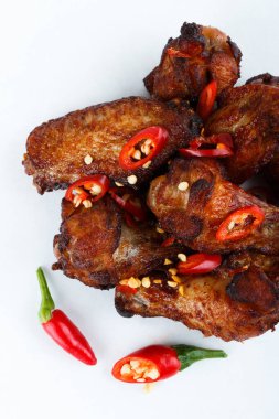 Beyaz arka plan üzerinde izole ızgara tavuk budu kızarmış. menü. fastfood