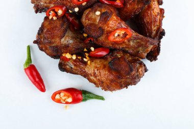 Beyaz arka plan üzerinde izole ızgara tavuk budu kızarmış. menü. fastfood