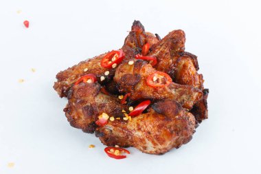 Beyaz arka plan üzerinde izole ızgara tavuk budu kızarmış. menü. fastfood