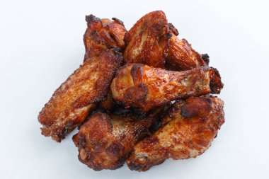 Beyaz arka plan üzerinde izole ızgara tavuk budu kızarmış. menü. fastfood