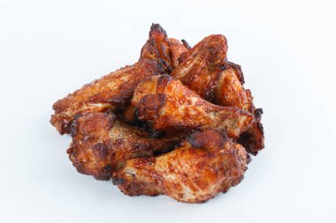 Beyaz arka plan üzerinde izole ızgara tavuk budu kızarmış. menü. fastfood