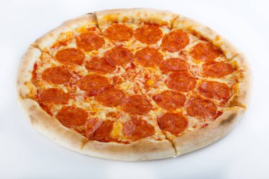 Taze İtalyan klasik orijinal pizza beyaz arka planda izole edilmiş.