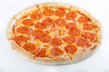 Taze İtalyan klasik orijinal pizza beyaz arka planda izole edilmiş.