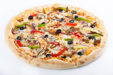 Taze İtalyan klasik orijinal pizza beyaz arka planda izole edilmiş.