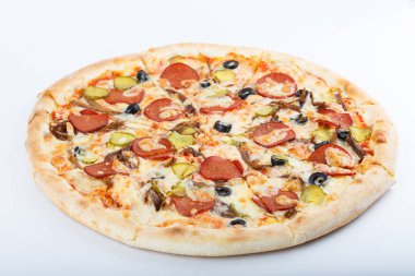 Taze İtalyan klasik orijinal pizza beyaz arka planda izole edilmiş.