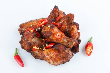 Beyaz arka plan üzerinde izole ızgara tavuk budu kızarmış. menü. fastfood