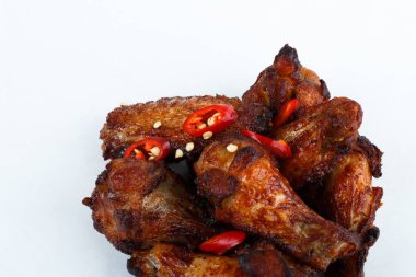 Beyaz arka plan üzerinde izole ızgara tavuk budu kızarmış. menü. fastfood