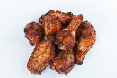 Beyaz arka plan üzerinde izole ızgara tavuk budu kızarmış. menü. fastfood