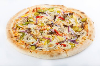 Taze İtalyan klasik orijinal pizza beyaz arka planda izole edilmiş.