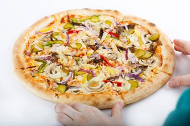 Taze İtalyan klasik orijinal pizza beyaz arka planda izole edilmiş.