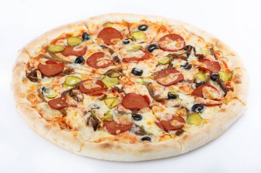 Taze İtalyan klasik orijinal pizza beyaz arka planda izole edilmiş.