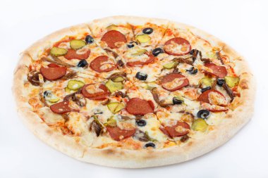 Taze İtalyan klasik orijinal pizza beyaz arka planda izole edilmiş.