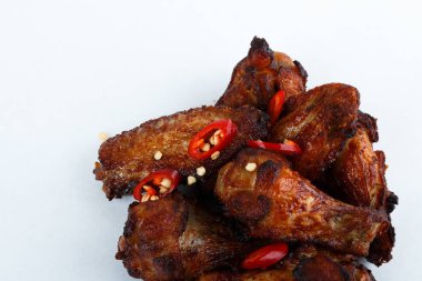 Beyaz arka plan üzerinde izole ızgara tavuk budu kızarmış. menü. fastfood