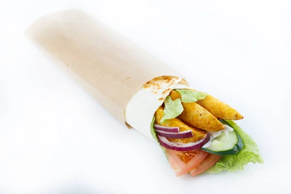 Délicieux shawarma sur fond blanc — Photo