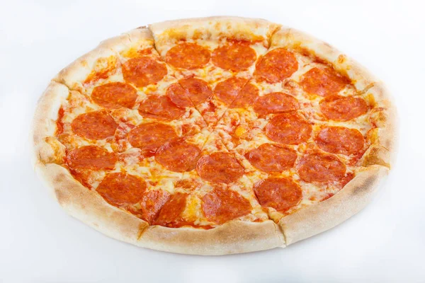 Frische klassische italienische Pizza isoliert auf weißem Hintergrund — Stockfoto