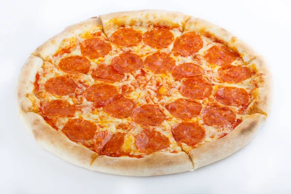 Taze İtalyan klasik orijinal pizza beyaz arka planda izole edilmiş.