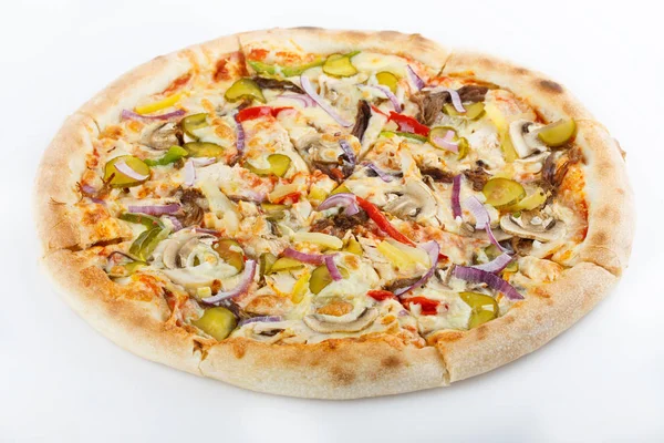 Taze İtalyan klasik orijinal pizza beyaz arka planda izole edilmiş.