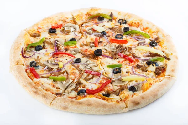 Taze İtalyan klasik orijinal pizza beyaz arka planda izole edilmiş.