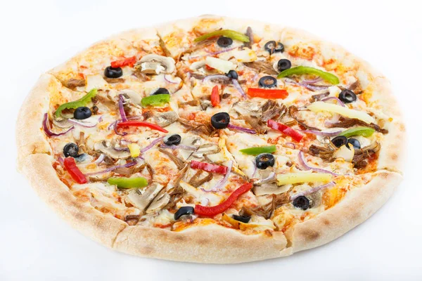 Taze İtalyan klasik orijinal pizza beyaz arka planda izole edilmiş.