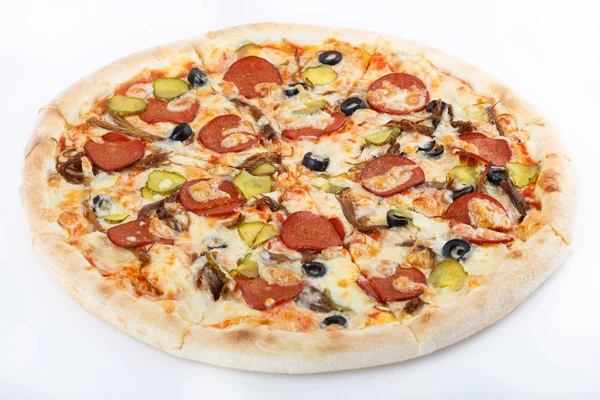 Taze İtalyan klasik orijinal pizza beyaz arka planda izole edilmiş.