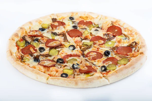 Taze İtalyan klasik orijinal pizza beyaz arka planda izole edilmiş.