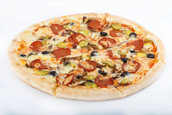 Taze İtalyan klasik orijinal pizza beyaz arka planda izole edilmiş.