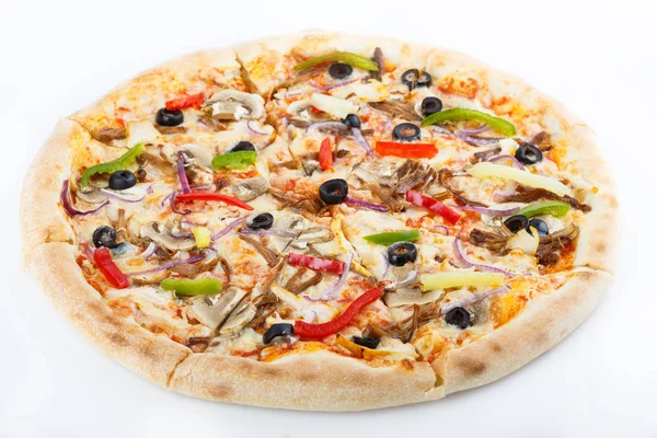 Taze İtalyan klasik orijinal pizza beyaz arka planda izole edilmiş.