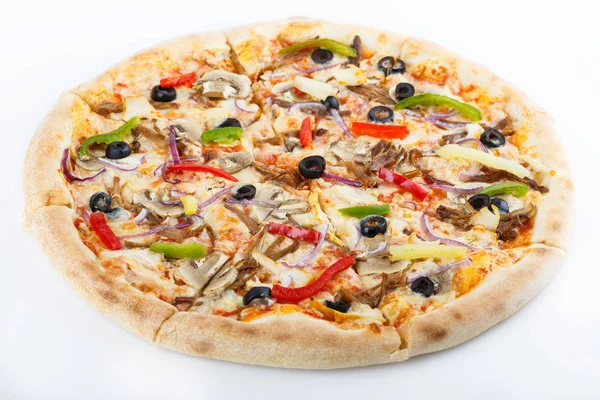 Taze İtalyan klasik orijinal pizza beyaz arka planda izole edilmiş.