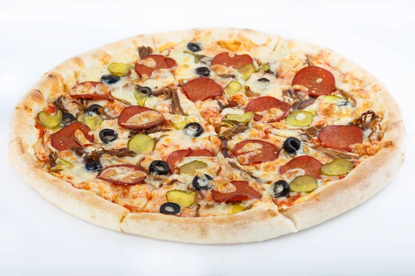 Taze İtalyan klasik orijinal pizza beyaz arka planda izole edilmiş.