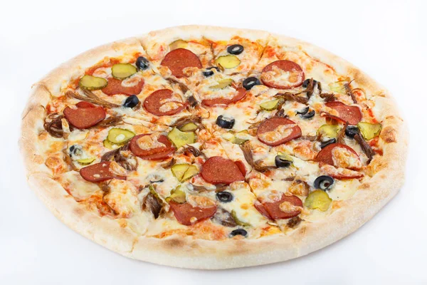 Taze İtalyan klasik orijinal pizza beyaz arka planda izole edilmiş.