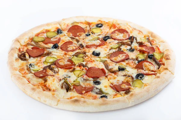 Taze İtalyan klasik orijinal pizza beyaz arka planda izole edilmiş.