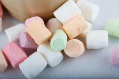 Bir marshmelow bir kafede kahve fincan