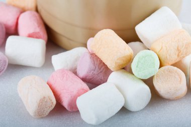 Bir marshmelow bir kafede kahve fincan