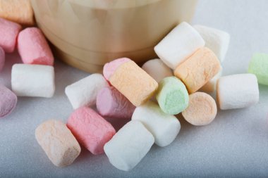 Bir marshmelow bir kafede kahve fincan