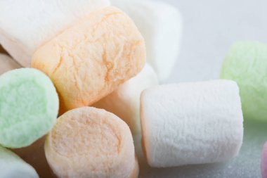 Bir marshmelow bir kafede kahve fincan