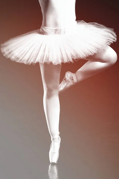 Hermosa bailarina de ballet, bailarina de estilo moderno posando en el fondo del estudio —  Fotos de Stock