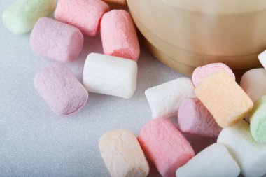 Bir marshmelow bir kafede kahve fincan