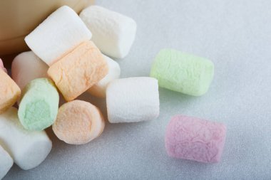 Bir marshmelow bir kafede kahve fincan