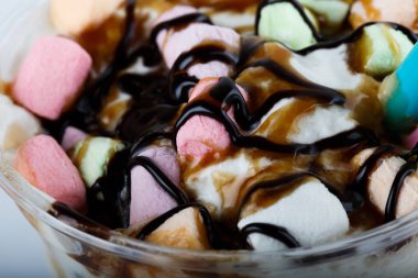 Bir marshmelow bir kafede kahve fincan