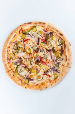 Taze İtalyan klasik orijinal pizza beyaz arka planda izole edilmiş.