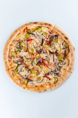 Taze İtalyan klasik orijinal pizza beyaz arka planda izole edilmiş.