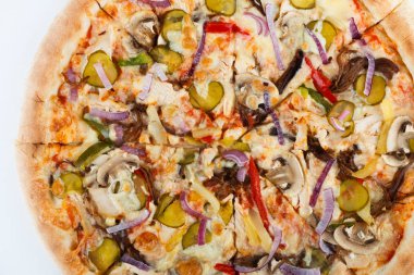 Taze İtalyan klasik orijinal pizza beyaz arka planda izole edilmiş.