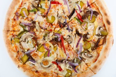 Taze İtalyan klasik orijinal pizza beyaz arka planda izole edilmiş.