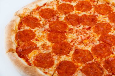 Taze İtalyan klasik orijinal pizza beyaz arka planda izole edilmiş.