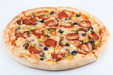 Taze İtalyan klasik orijinal pizza beyaz arka planda izole edilmiş.